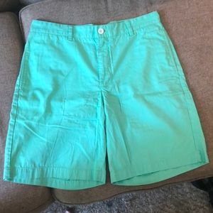 Light greeen men’s vineyard vines khaki shorts